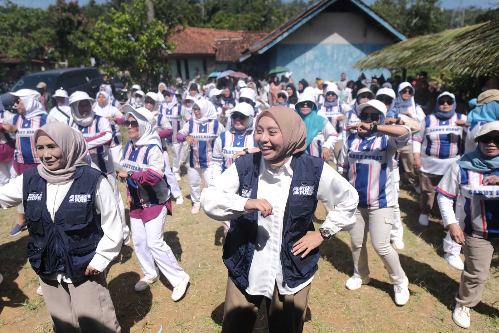 Putri Karlina Senam & Ngaliwet Sambil Dengar Curhatan Petani di Cisewu